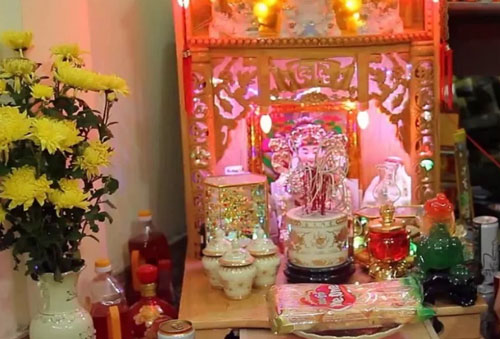  Phạm những sai lầm sau khi đặt bàn thờ Thần Tài khiến gia chủ làm ăn lụi bại, tiền bạc “đội nón ra đi”