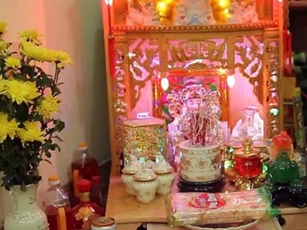 Phạm những sai lầm sau khi đặt bàn thờ Thần Tài khiến gia chủ làm ăn lụi bại, tiền bạc “đội nón ra đi”