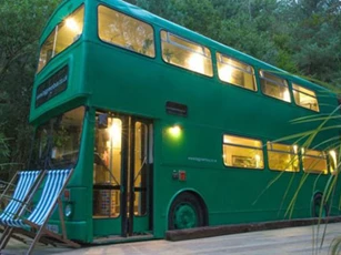 Mua xe buýt hai tầng gần 150 triệu đồng biến thành ngôi nhà mơ ước