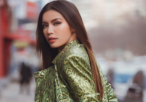 Siêu mẫu Minh Tú tái mặt khi suýt bị "công an bắt" tại Mỹ