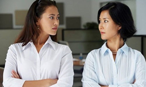 Con dâu 'chết khiếp' vì mẹ chồng tai ngược 'oanh tạc' mỗi lần đến chơi nhà