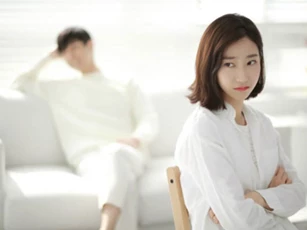 Mẹ chồng "quản" hết thu nhập, mua gì chồng tôi cũng phải xin tiền mẹ