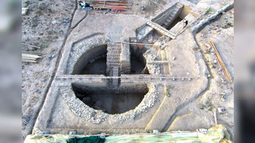 Khung cảnh bên trên của ngôi mộ cổ 3.500 tuổi được phát hiện ở thành phố cổ Pylos.