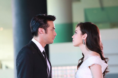 Nghe tiếng thở 'hổn hển' dưới chân giường, vợ lao vào tóm cổ tại trận nhưng ngã ngửa với 'vật thể sống' phía dưới