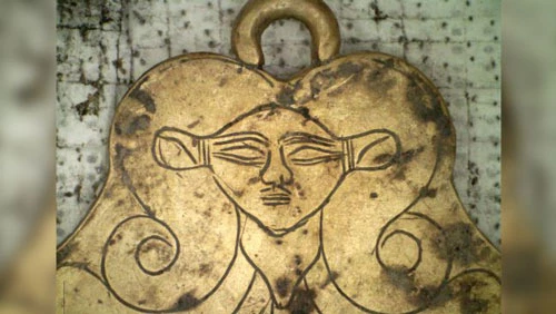 Mặt dây chuyền bằng vàng có khắc mặt nữ thần Ai Cập cổ đại Hathor được tìm thấy trong ngôi mộ cổ.