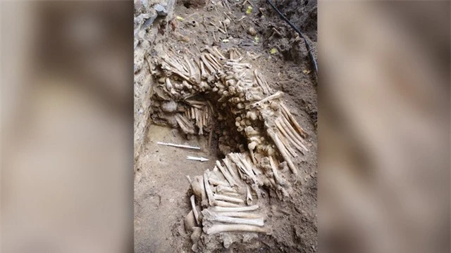 Rùng rợn phát hiện thấy bức tường xương người niên đại 500 năm tuổi - 2