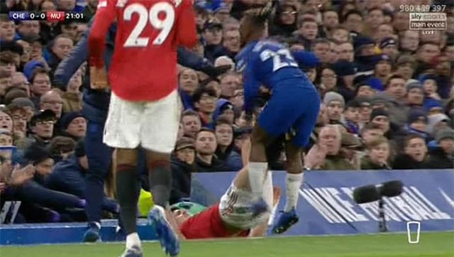 Maguire trả đũa Batshuayi...