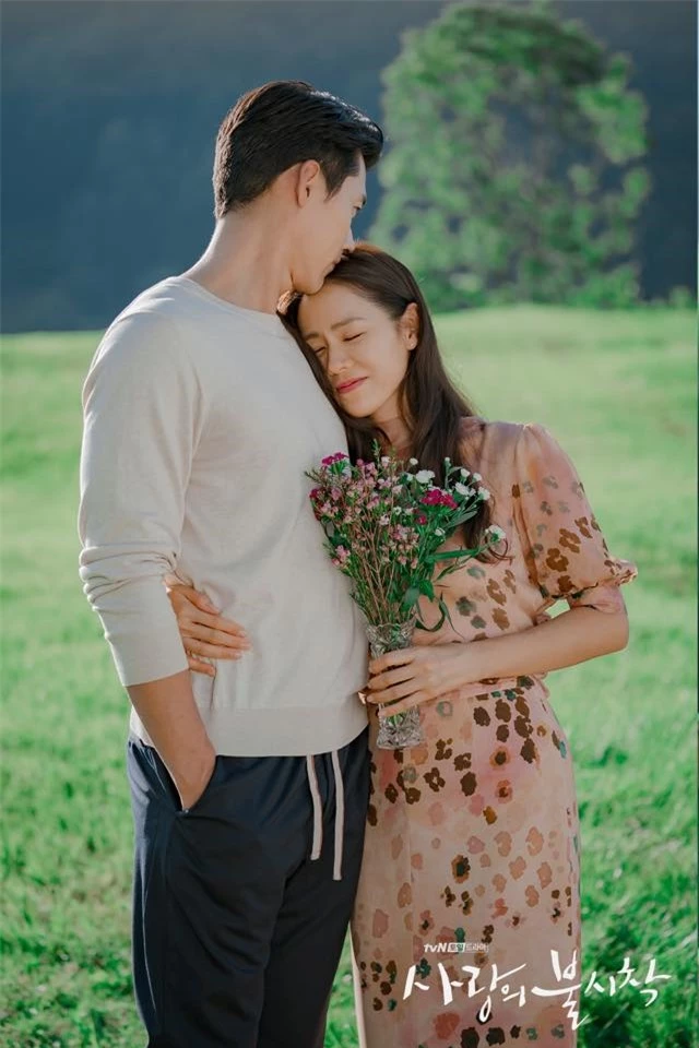 Hyun Bin và Son Ye Jin tình bể tình trong loạt ảnh hậu trường - Ảnh 10.