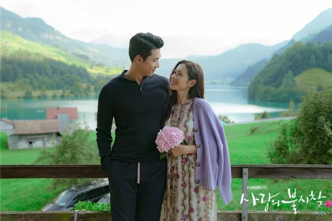 Hyun Bin và Son Ye Jin tình bể tình trong loạt ảnh hậu trường - Ảnh 1.