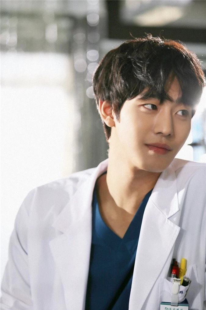 Nhan sắc đỉnh cao của “bác sĩ” Ahn Hyo Seop trong “Người thầy y đức 2” khiến ai cũng mê mẩn: Diễn viên thế này chả trách rating liên tục phá kỷ lục!