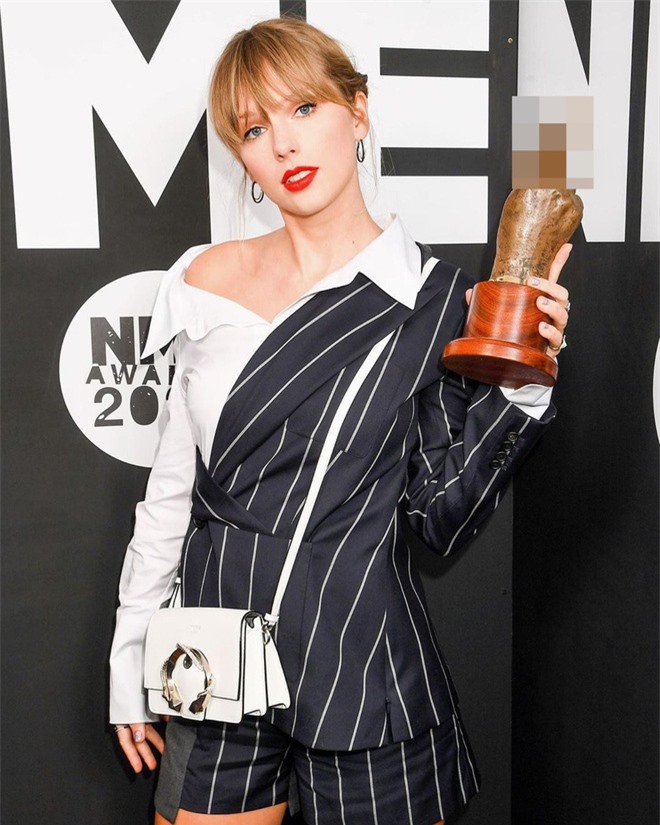 Góc cười ná thở: Taylor Swift bất ngờ xuyên không và đổi tên thành Bạch Triển Đường, tất cả là vì 1 chiếc áo? - Ảnh 2.