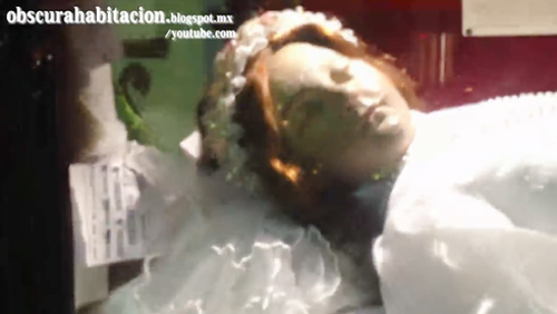 'Rùng rợn' với cảnh xác ướp 300 tuổi bất ngờ mở mắt nhìn khách du lịch