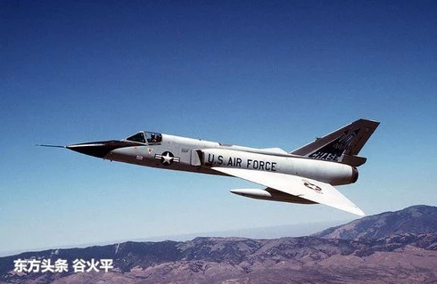“Cây lao tam giác” F-106 chính là phiên bản sản xuất hàng loạt của “Kiếm tam giác” F-102. Nguồn: Eastday.