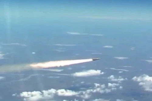 Tên lửa siêu thanh Kinzhal của Nga được phóng đi từ máy bay