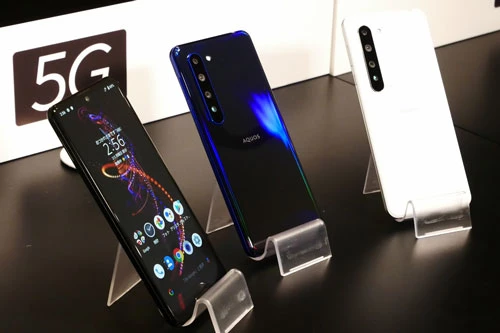 Sharp AQUOS R5G có 3 màu xanh, đen và trắng, bán ra tại Nhật Bản vào cuối mùa Xuân này nhưng giá chưa được hé lộ.