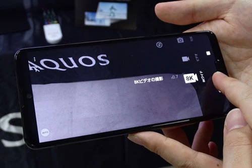 AQUOS R5G được trang bị tấm nền màn hình Pro IGZO LCD kích thước 6,5 inch, độ phân giải 2K Plus (3/168x1.440 pixel), mật độ điểm ảnh 521 ppi. Màn hình này được chia theo tỷ lệ 19,5:9, tần số quét 120 Hz, tích hợp công nghệ HDR10 +, tính năng Always-on. 