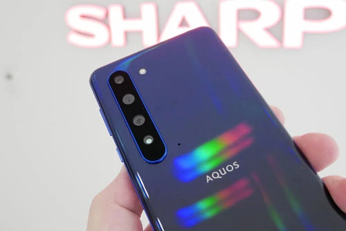 Sharp AQUOS R5G sở hữu 4 camera sau. Cảm biến chính 12 MP, khẩu độ f/1.7. Cảm biến thứ hai 48 MP, f/2.9 cho góc rộng 120 đô. Ống kính tele 12,2 MP, f/2.7 cho khả năng zoom quang học 2x và cảm biến ToF. AQUOS R5G có khả năng quay video 8K, chống rung quang học (OIS), chống rung điện tử.