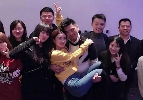 Triệu Lệ Dĩnh bị 'đào mộ' 'quá khứ đen' tình tứ thái quá với nhiều ngôi sao nam, phản ứng của Phùng Thiệu Phong mới bất ngờ