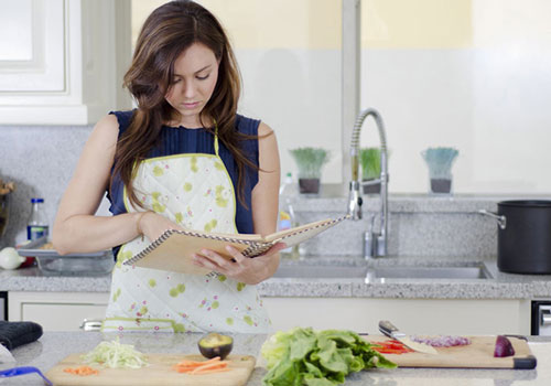 Lần đầu tới ra mắt không biết cầm dao làm bữa ăn nên bị mẹ người yêu cấm cản, một tháng sau tôi quay trở lại khiến cả nhà phải kinh ngạc