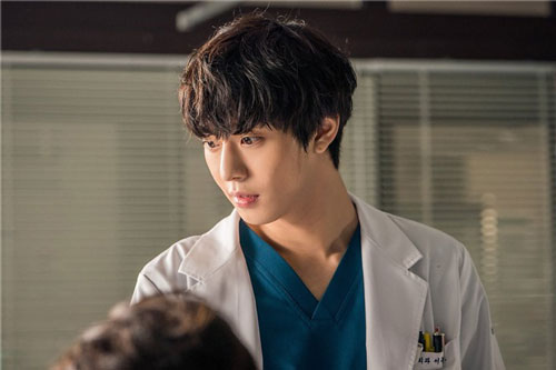 Nhan sắc đỉnh cao của “bác sĩ” Ahn Hyo Seop trong “Người thầy y đức 2” khiến ai cũng mê mẩn: Diễn viên thế này chả trách rating liên tục phá kỷ lục!