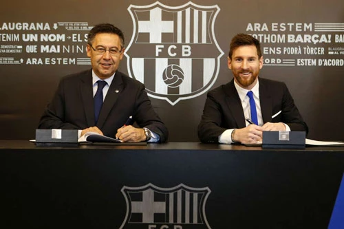 Chủ tịch Bartomeu và Messi.