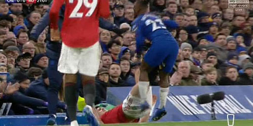 Harry Maguire xứng đáng bị thẻ đỏ trước khi ghi bàn cho M.U