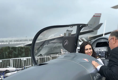 Nữ phi công duy nhất ở Singapore Airshow 2020 đang tìm hiểu chiếc Prime ISP lần đầu ra mắt tại sự kiện hàng không lớn nhất châu Á. Ảnh: Gia Bảo.