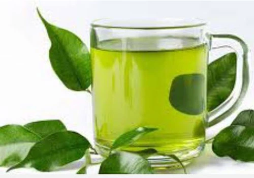 Uống trà xanh có nhiều lợi ích cho sức khỏe. Nó có chất chống oxy hóa epigallocatechin gallate (EGCG) và caffeine, giúp tăng cường trao đổi chất. Nghiên cứu đã chỉ ra rằng EGCG, một catechin, giúp giảm mỡ bụng. Khi kết hợp với tập thể dục, tác dụng của trà xanh trong giảm cân trở nên mạnh mẽ hơn.