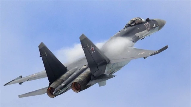 Cận cảnh “bóng ma bầu trời” Su-35S diễn tập ném bom không kích - 1