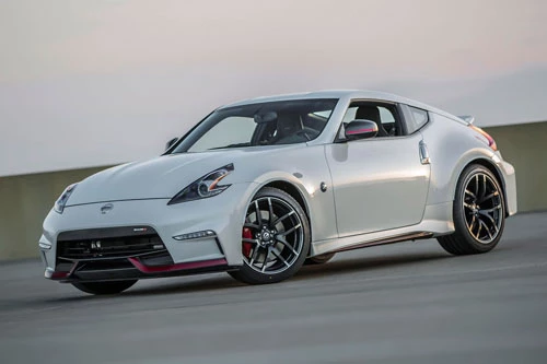 10. Nissan 370Z Nismo (giá khởi điểm: 46.685 USD, công suất tối đa: 350 mã lực).