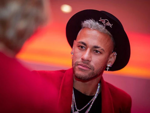 Neymar sở hữu vẻ đẹp mang đậm chất la tinh, nụ cười quyến rũ cùng với ánh mắt cực kì thu hút
