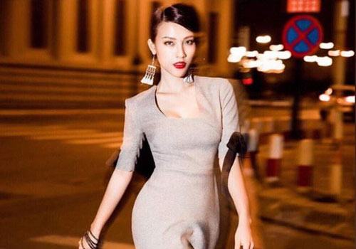 Liên tục bị nhắc nhở vì mang giày cao gót gây nguy hiểm trong thai kì, MC Hoàng Oanh lên tiếng giải thích