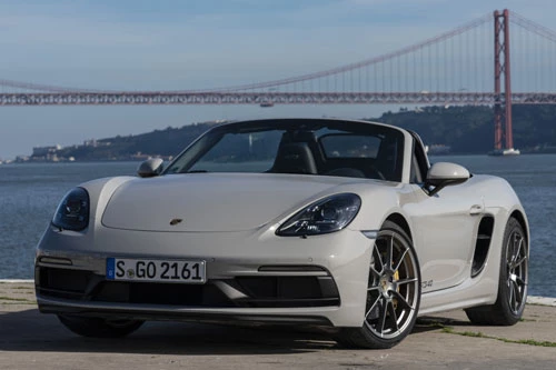 5. Porsche 718 Spyder (giá khởi điểm: 97.650 USD, công suất tối đa: 414 mã lực).