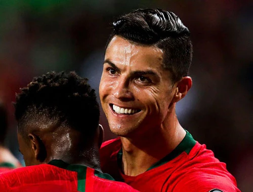 Cristiano Ronaldo (CR7) là cầu thủ bóng đá quốc tịch Bồ Đào Nha hiện đang thi đấu ở giải vô địch Ý cho câu lạc bộ Juventus và là đội trưởng của đội tuyển bóng đá Bồ Đào Nha