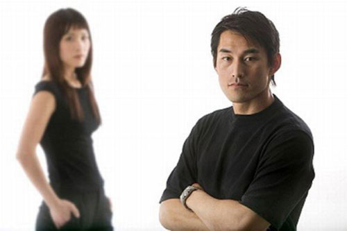 Vợ xưng hô vợ - chồng với đồng nghiệp ở công ty