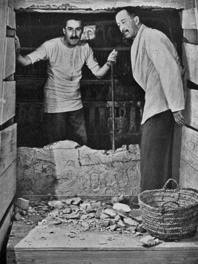Nhà khảo cổ Howard Carter và bá tước George Herbert tại cửa lăng mộ vua Tutankhamun