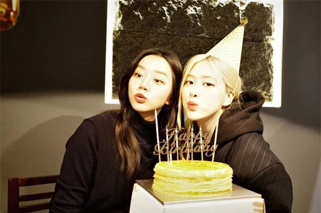 Loạt hình sinh nhật nóng bỏng tay của cặp bạn thân Rosé (BLACKPINK) - Hyeri (Girls Day): Bộ đôi mỹ nhân thân thiết của Kpop, khung hình nào cũng xinh ngỡ ngàng - Ảnh 2.