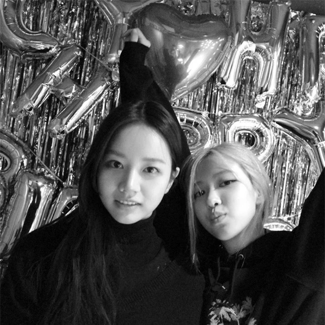 Loạt hình sinh nhật nóng bỏng tay của cặp bạn thân Rosé (BLACKPINK) - Hyeri (Girls Day): Bộ đôi mỹ nhân thân thiết của Kpop, khung hình nào cũng xinh ngỡ ngàng - Ảnh 5.