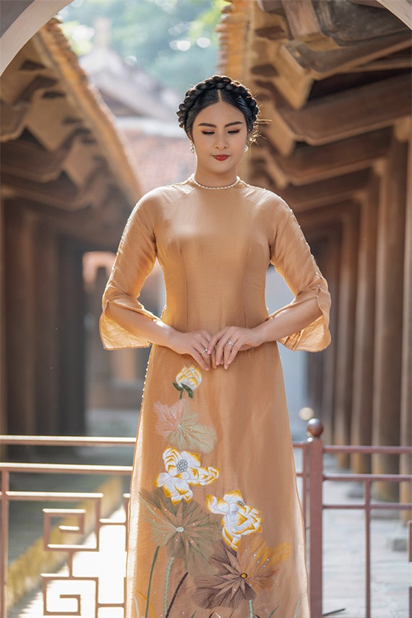 Ngọc Hân tự làm mẫu cho trang phục mình thiết kế