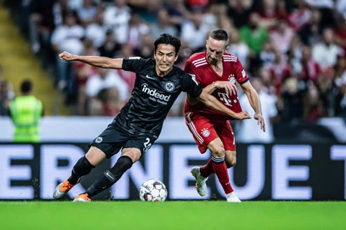 Makoto Hasebe đã ra lần hơn 100 lần cho 1 CLB ở châu Âu