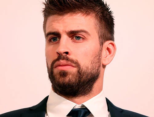 Gerard Piqué Bernabeu là một cầu thủ bóng đá người Tây Ban Nha, hiện là trung vệ của FC Barcelona