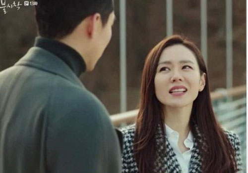 Thật chẳng ngờ Son Ye Jin chỉ dùng son bình dân quanh quẩn 300k, nhưng vừa mặc chiếc áo khoác 25 triệu đã lập tức cháy hàng