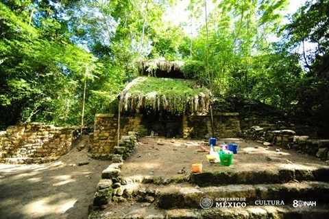 Phía trước cung điện cổ giữa rừng của người Maya
