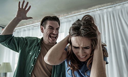 Chồng đánh vì tôi trả lời tin nhắn người yêu cũ