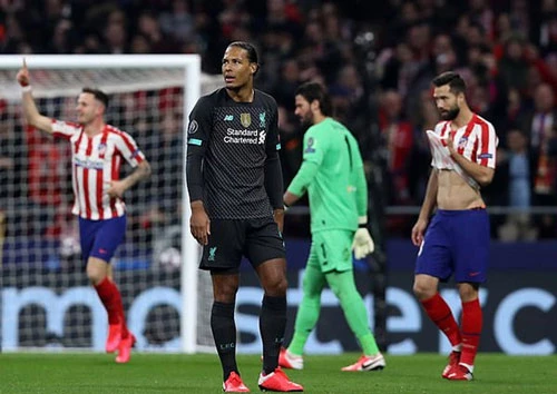 Virgil van Dijk cũng tỏ ra bất phục sau chiến thắng của Atletico.