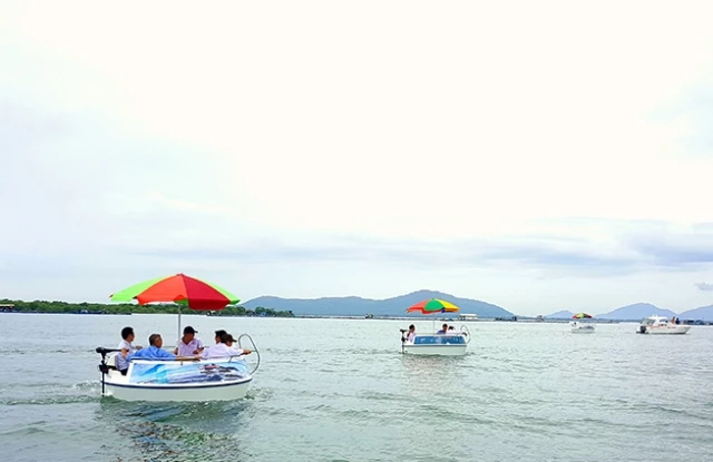 Thúng câu PPC tự hành giúp du khách có những phút thư giãn tuyệt vời trên vịnh sông Rinh.