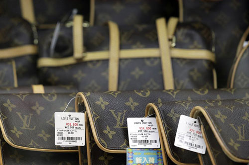 Vì sao những chiếc túi Louis Vuitton rất đắt đỏ nhưng không bao giờ giảm giá?