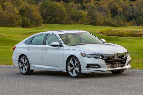 2. Honda Accord 2020 (giá khởi điểm: 24.800 USD).