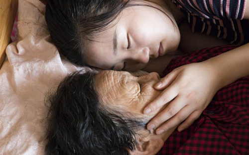 "Mẹ ơi, trên người bà có mùi lạ lắm": Nghe xong, mẹ lập tức cho con ngủ riêng, hé lộ nguyên nhân xúc động