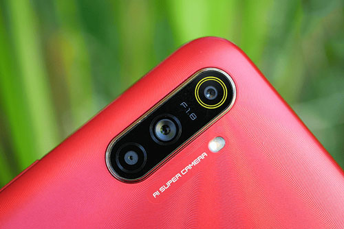 Smartphone 3 camera sau, chống nước, pin ‘khủng’, giá gần 3 triệu